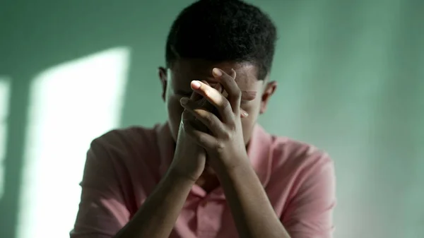 Pria Muda Yang Sedih Merasa Putus Asa Dan Frustrasi Orang — Stok Foto