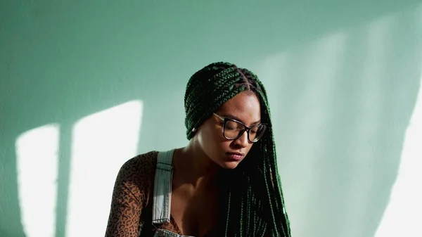Одна Стильна Чорна Жінка Плетеним Волоссям Афроамериканська Жінка Коробочками Волосся — стокове фото