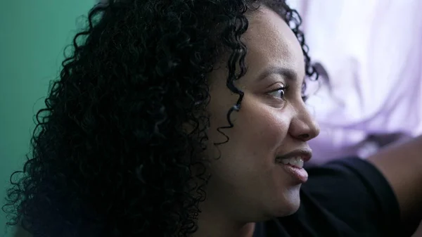 Következő Profilja Black Hispanic Latin Woman Smiling While Talking — Stock Fotó