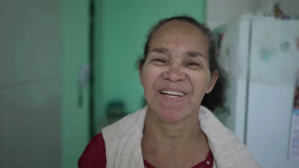 Portret Starszej Latynoski Uśmiechniętej Kamery Brazylijska Starsza Pani Ameryki Południowej — Zdjęcie stockowe