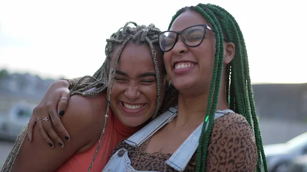 Дві Божевільні Чорні Жінки Обіймаються Південноамериканські Бразильські Сестри Обіймаються Надворі — стокове фото