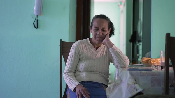 Een Spaanse Oudere Vrouw Die Alleen Haar Appartement Zit Een — Stockfoto