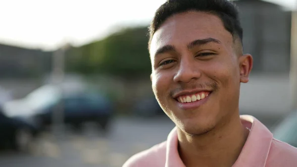 Portrét Šťastného Hispánského Mladíka Usmívajícího Před Kamerou Stojící Venku Jeden — Stock fotografie