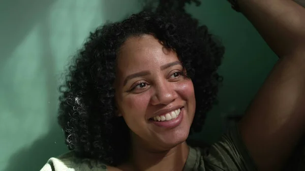 Una Mujer Negra Feliz Sonriendo Una Latina Casual Riendo Jugando — Foto de Stock