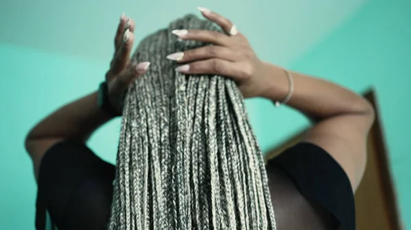 很可怕的长发一个千年前的黑人女孩在玩辫子头发 — 图库照片