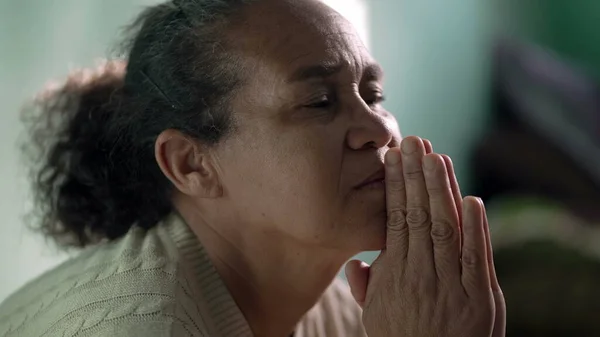 Пожилая Женщина Молится Богу Дома Одна Латиноамериканка Молитвенном Макияже Латиноамериканцы — стоковое фото