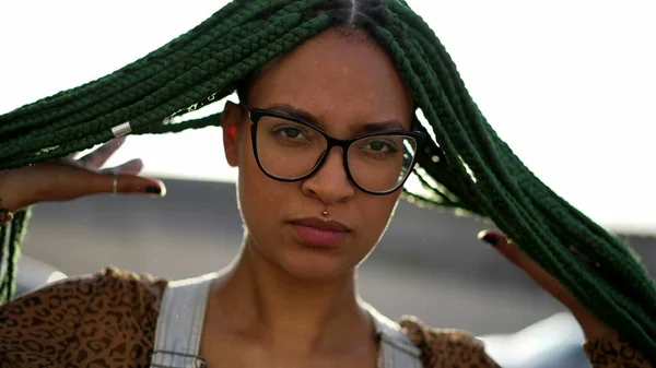 一个年轻的黑人拉蒂娜年轻的女人玩盒子编织的发型 西班牙裔成年女孩 留着很酷的盒状辫子 — 图库照片