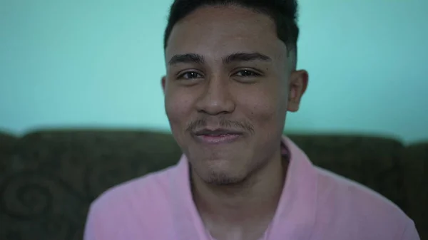 Seorang Pria Hispanik Tertawa Dan Tersenyum Seorang Pria Amerika Selatan — Stok Foto