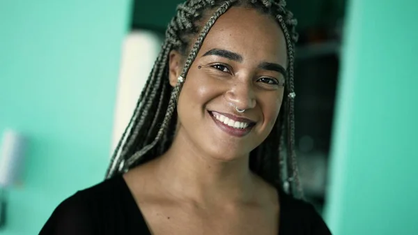 Porträt Einer Schwarzen Latina Mit Boxdraids Frisur Selbstbewusstes Afrikanisches Mädchengesicht — Stockfoto