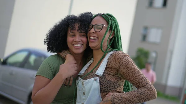 两个快乐的巴西黑人女人一起笑着 有乐趣的成年女孩都站在室外 友谊概念 — 图库照片