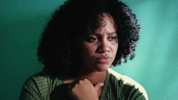 Zaniepokojona Kobieta Negatywnymi Emocjami Zajęta Afroamerykanka Zbliżenie Twarz Uczucie Niepokoju — Zdjęcie stockowe
