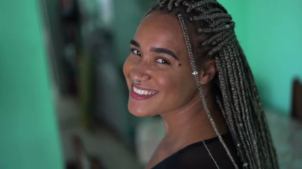 若いですアフリカ系アメリカ人女性の肖像とともにクールなボックス編組髪型笑顔でカメラ — ストック写真