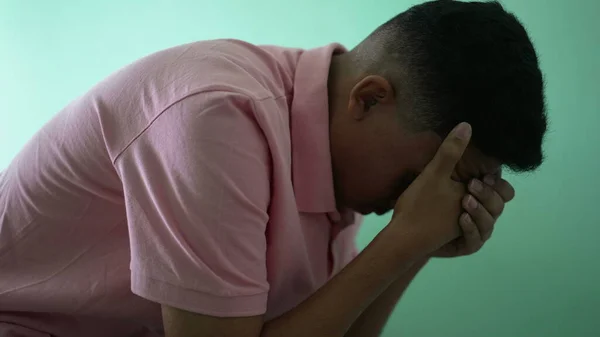 Один Латиноамериканец Страдающий Психическим Заболеванием Покрывает Лицо Помня Травму — стоковое фото