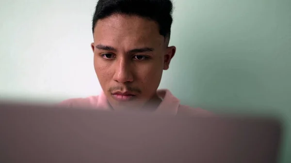 Joven Hispano Navegando Por Internet Portátil Primeros Planos Persona Que —  Fotos de Stock