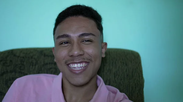 Joven Hispano Con Expresión Feliz Sonriente Persona Sudamericana — Foto de Stock