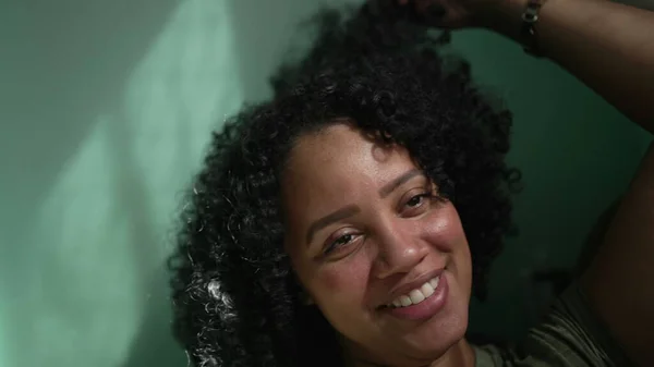 Eine Glückliche Schwarze Frau Lächelt Eine Lässige Latina Lacht Und — Stockfoto