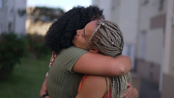 Две Молодые Черные Женщины Обнимают Друг Друга Взрослые Девушки Обнимаются — стоковое фото
