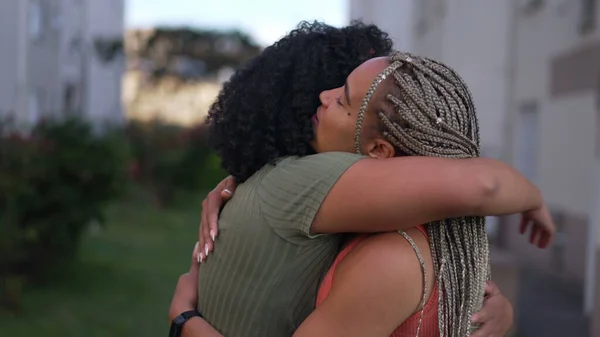 Две Счастливые Бразильские Черные Женщины Смеются Улыбаются Вместе Веселые Взрослые — стоковое фото