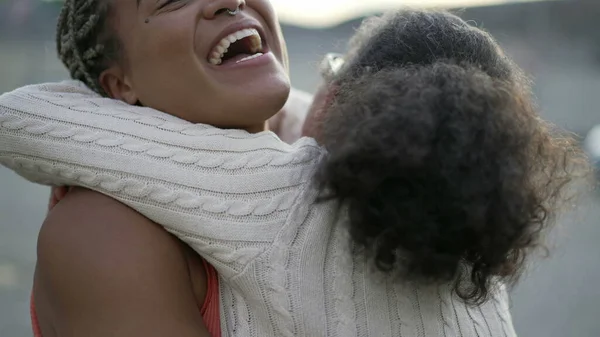 Giovane Figlia Adulta Brasiliana Che Abbraccia Madre Anziana Popolo Sudamericano — Foto Stock