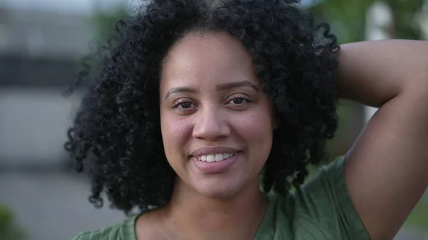 Retrato Uma Jovem Negra Rosto Closeup Livre Sorrindo Hispânico Casual — Fotografia de Stock