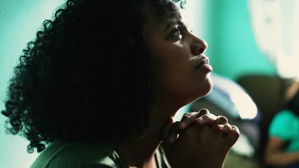 African American Woman Praying God Spiritual Black Hispanic Girl Prayer — Stock Photo, Image