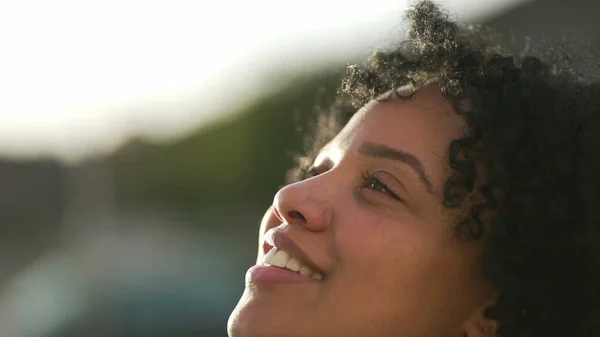 Mujer Joven Meditativa Abriendo Los Ojos Sonriendo Cielo Una Mujer —  Fotos de Stock