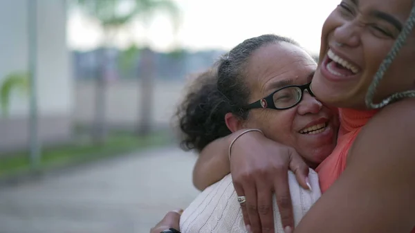 Brazylijska Dorosła Córka Przytula Starszą Matkę Okazując Miłość Uczucie Opiekuńcza — Zdjęcie stockowe