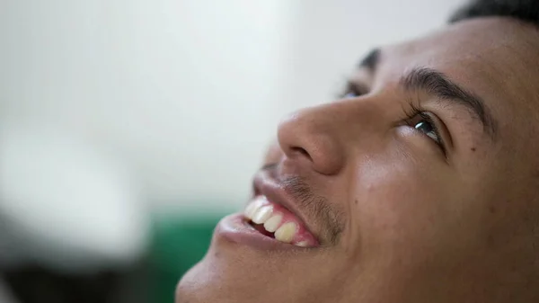 Besinnlicher Junger Hispanischer Mann Der Meditation Die Augen Schließt Südamerikanische — Stockfoto