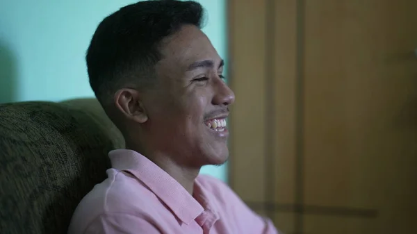 Hombre Hispano Satisfecho Sentado Sofá Feliz Latino Sudamericano Sonriendo — Foto de Stock