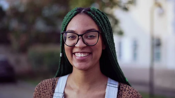 Een Gelukkige Jonge Duizendjarige Zwarte Vrouw Die Buiten Staat Glimlachen — Stockfoto