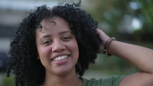 Retrato Una Joven Cara Mujer Negra Cerca Pie Aire Libre — Foto de Stock