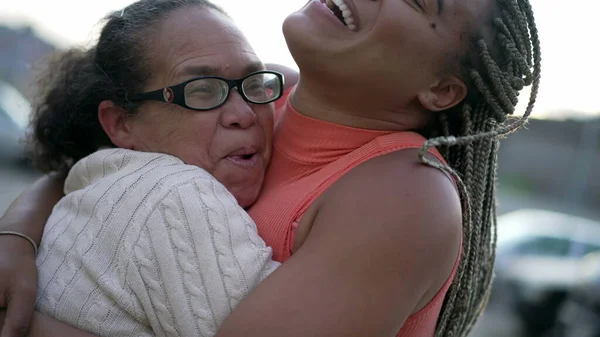 Młoda Brazylijska Córka Przytula Starszą Matkę Południowoamerykańscy Ludzie Okazujący Uczucie — Zdjęcie stockowe