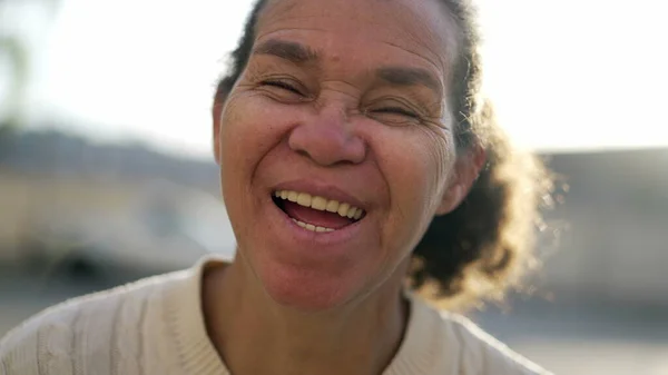 Одна Счастливая Пожилая Женщина Смеется Улыбается Радостная Бразильская Старшая Леди — стоковое фото