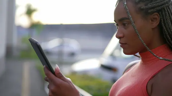 Een Zwarte Jonge Vrouw Buiten Staande Tablet Apparaat — Stockfoto