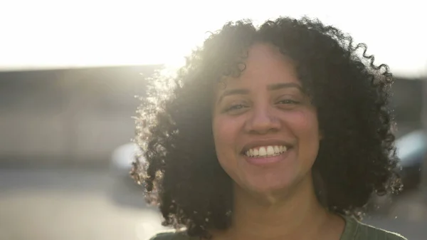 Una Mujer Negra Feliz Sonriendo Cámara Parada Aire Libre Cara — Foto de Stock