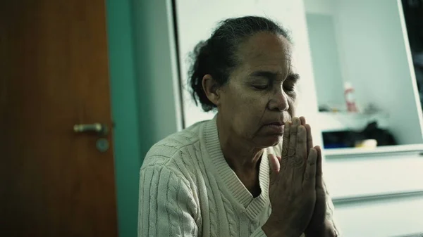 Uma Mulher Negra Hispânica Rezar Casa Senhora Anciã Espiritual Reza — Fotografia de Stock