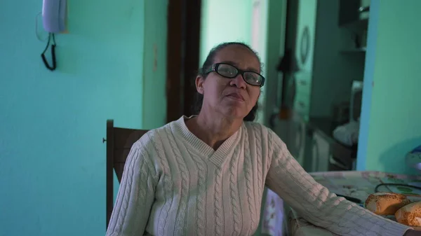 Potret Seorang Wanita Hispanik Senior Rumah Wanita Dewasa Yang Santai — Stok Foto