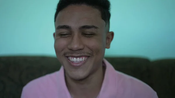 ひとりのヒスパニック系の男が笑って笑っている カジュアルなラテン系南アメリカ人の男の現実の笑い — ストック写真