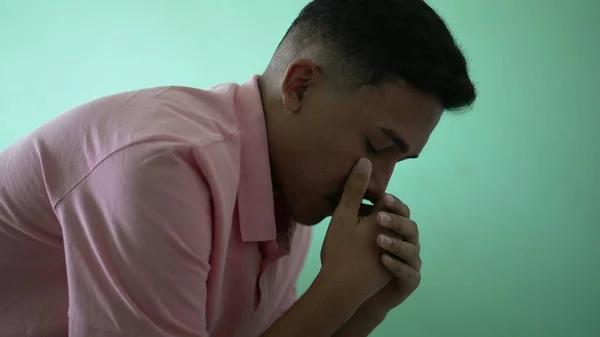 Jeden Hispánský Mladý Muž Trpící Duševní Nemocí Zakrývající Obličej Vzpomínající — Stock fotografie