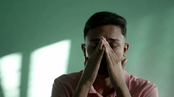 Kederli Genç Adam Umutsuzluk Hüsran Hissediyor Zihinsel Hastalıktan Muzdarip Endişeli — Stok fotoğraf