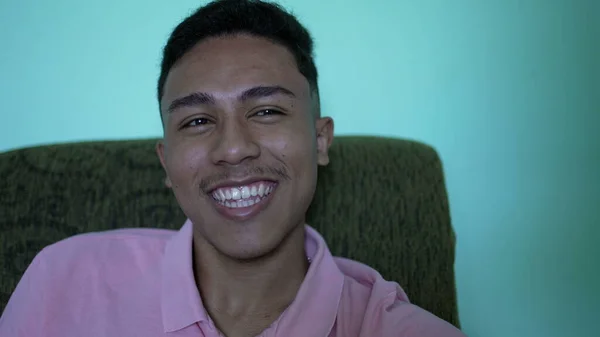 Een Spaanse Jongeman Met Een Vrolijke Uitdrukking Glimlachende Zuid Amerikaanse — Stockfoto