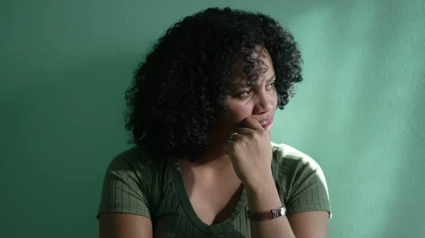 Pensieve Afro Amerikaanse Vrouw Leunend Een Groene Muur Diep Denkend — Stockfoto