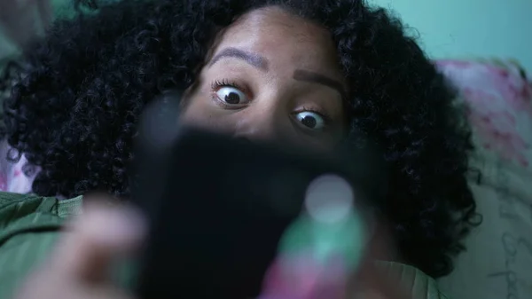 Een Zwarte Vrouw Staart Naar Smartphone Scherm Reageren Met Shock — Stockfoto