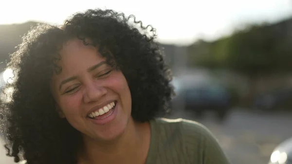 Boldog Afro Amerikai Fiatal Közelkép Arc Portré Nevet Mosolyog Szabadban — Stock Fotó