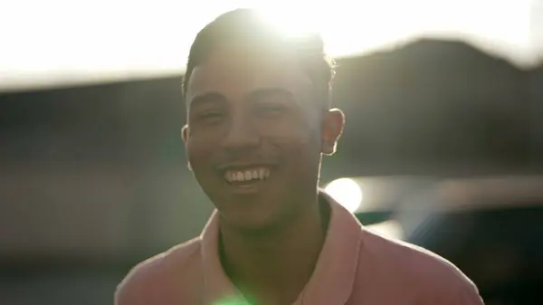 Jeden Šťastný Hispánský Brazilský Mladík Usmívající Smějící Venku Carefree South — Stock fotografie