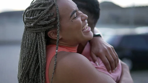 一个快乐的黑人年轻女子拥抱家人 巴西姐姐拥抱着哥哥 南美洲人民的爱和感情 拥抱的人 — 图库照片