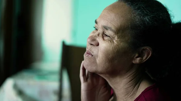 Одна Задумчивая Латиноамериканка Думает Жизни Крупным Планом Старшая Бабушка Южной — стоковое фото