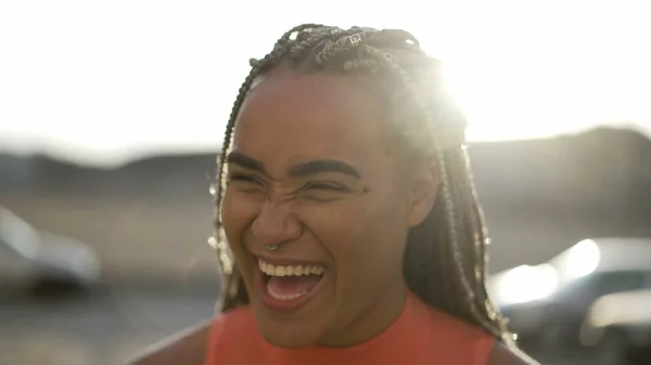 Portret Szczęśliwej Latynoskiej Czarnej Kobiety Śmiejącej Się Uśmiechającej Brazylijczyk Kobieta — Zdjęcie stockowe