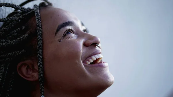 Надія Бразильську Молоду Жінку Яка Дивиться Небо Hope Віру Духовні — стокове фото