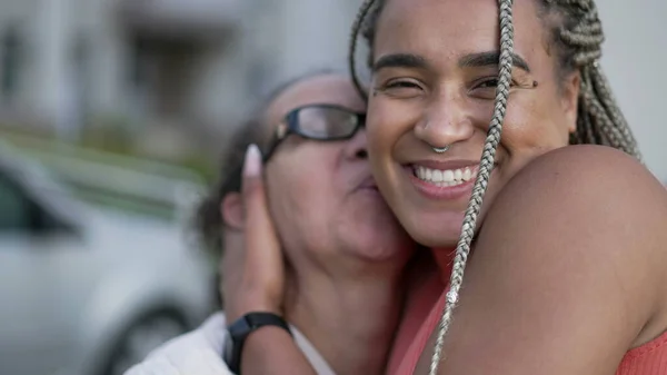 Yetişkin Kız Yaşlı Anneye Sarılıyor Brezilyalı Aile Sevgisi Sevgisi Güney — Stok fotoğraf